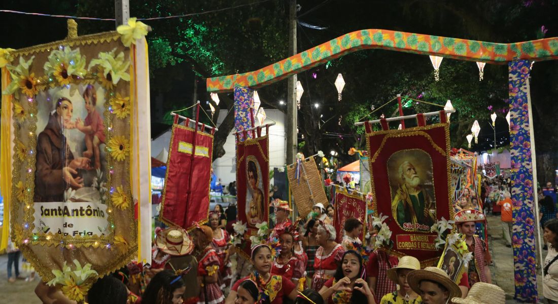 Bandeiras dos santos juninos chegam ao Sítio Trindade, em Casa Amarela - Foto: Rafael Melo/Folha de Pernambuco