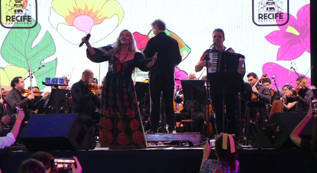 Homenageada do São João do Recife, Bia Marinho cantou acompanhada da Sinfônica do Recife - Foto: Paullo Allmeida/Folha de Pernambuco