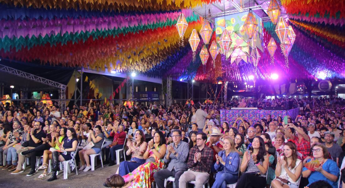 Palhoção principal do Sítio Trindade lotado com público sentado para a abertura dos shows juninos no local - Foto: Paullo Allmeida/Folha de Pernambuco