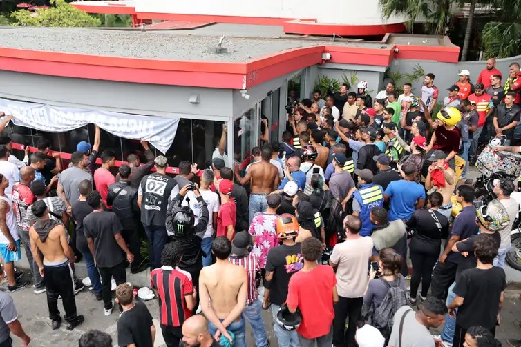 Entregadores de aplicativos de delivery em greve fazem manifestação na frente a sede do iFood em Osasco. 