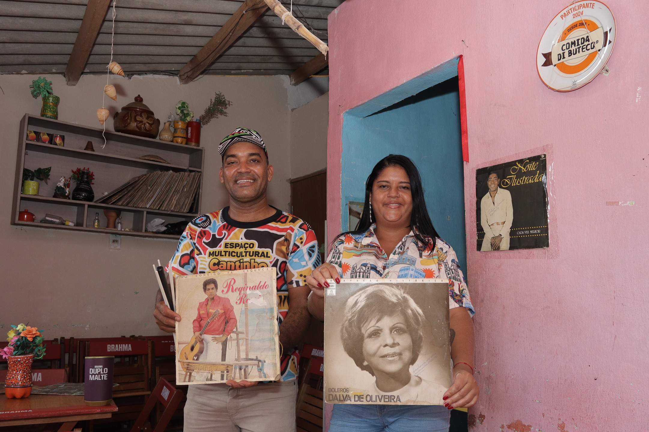Diego Soares e sua esposa, Danielle Alves, criadores do Espaço Cultural Cantinho do Axé