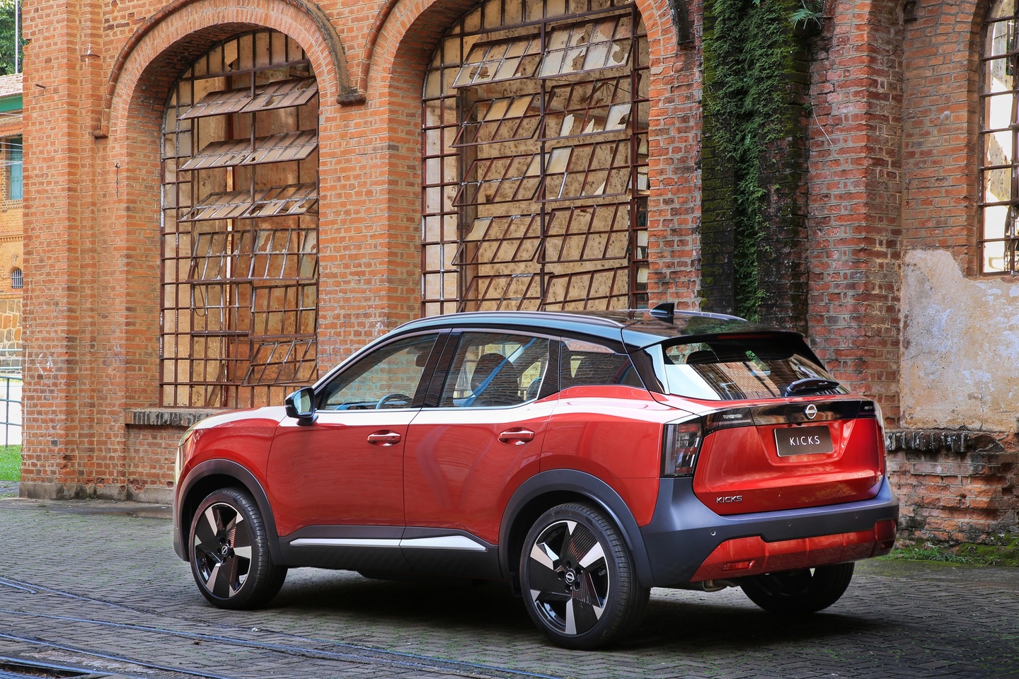  A traseira do Nissan Kicks 2026 agora traz lanternas full LED conectadas e para-choque com novo desenho. 