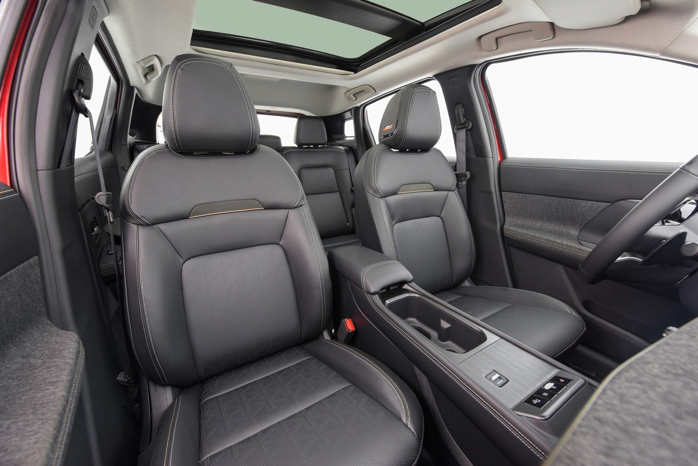 Mais conforto na cabine do Kicks. O espaço interno continua bom com 2,65 m e conta com bancos Zero Gravity. 