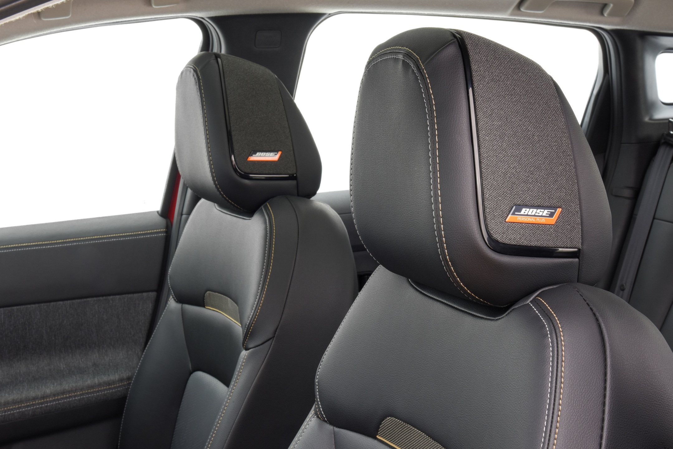 O sistema Bose integrado no encosto do banco oferece uma experiência sonora imersiva na versão Platinum. 