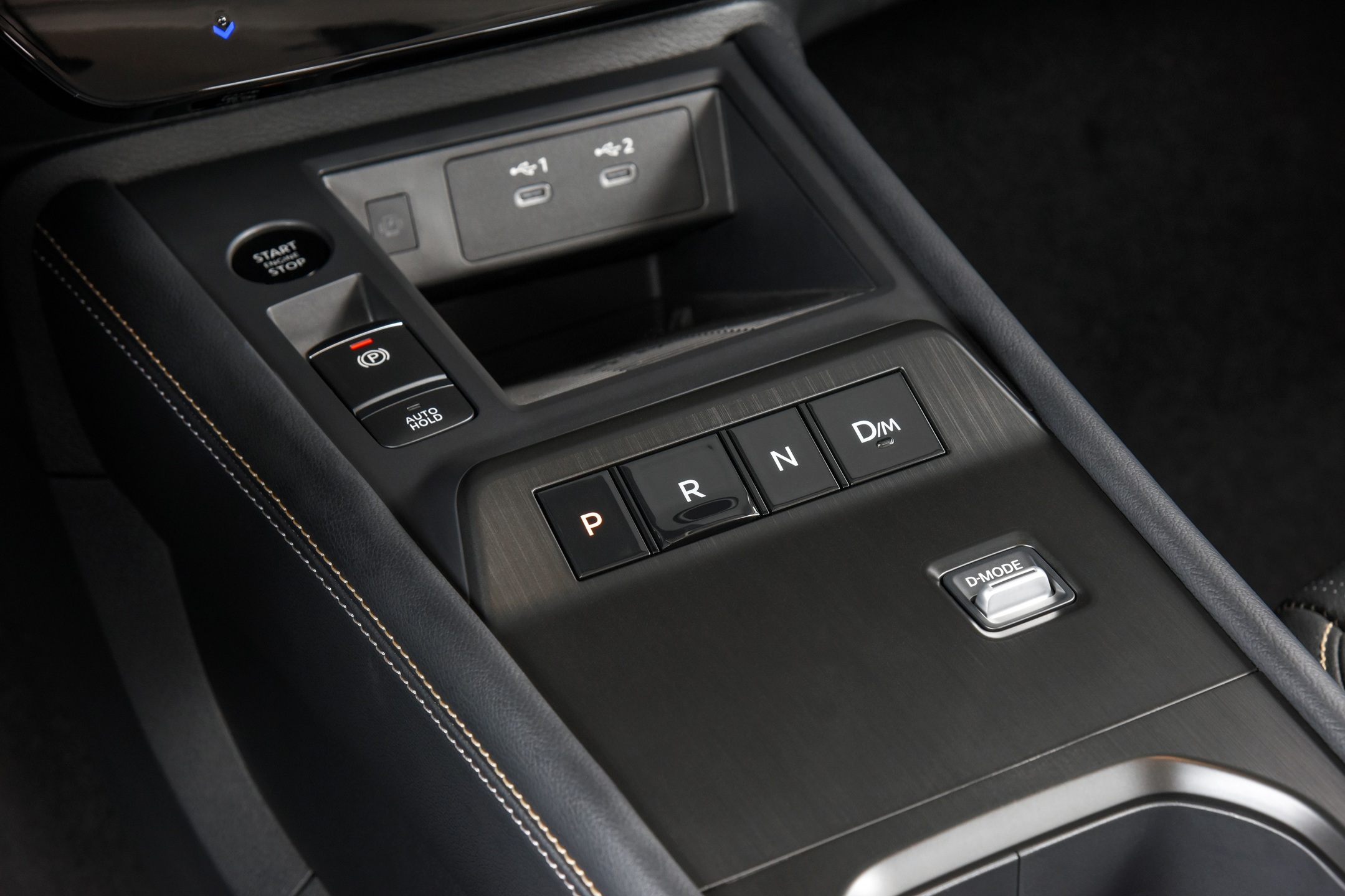 Adeus à alavanca. O novo Kicks adota comandos de marcha por botão, trazendo praticidade e visual clean.