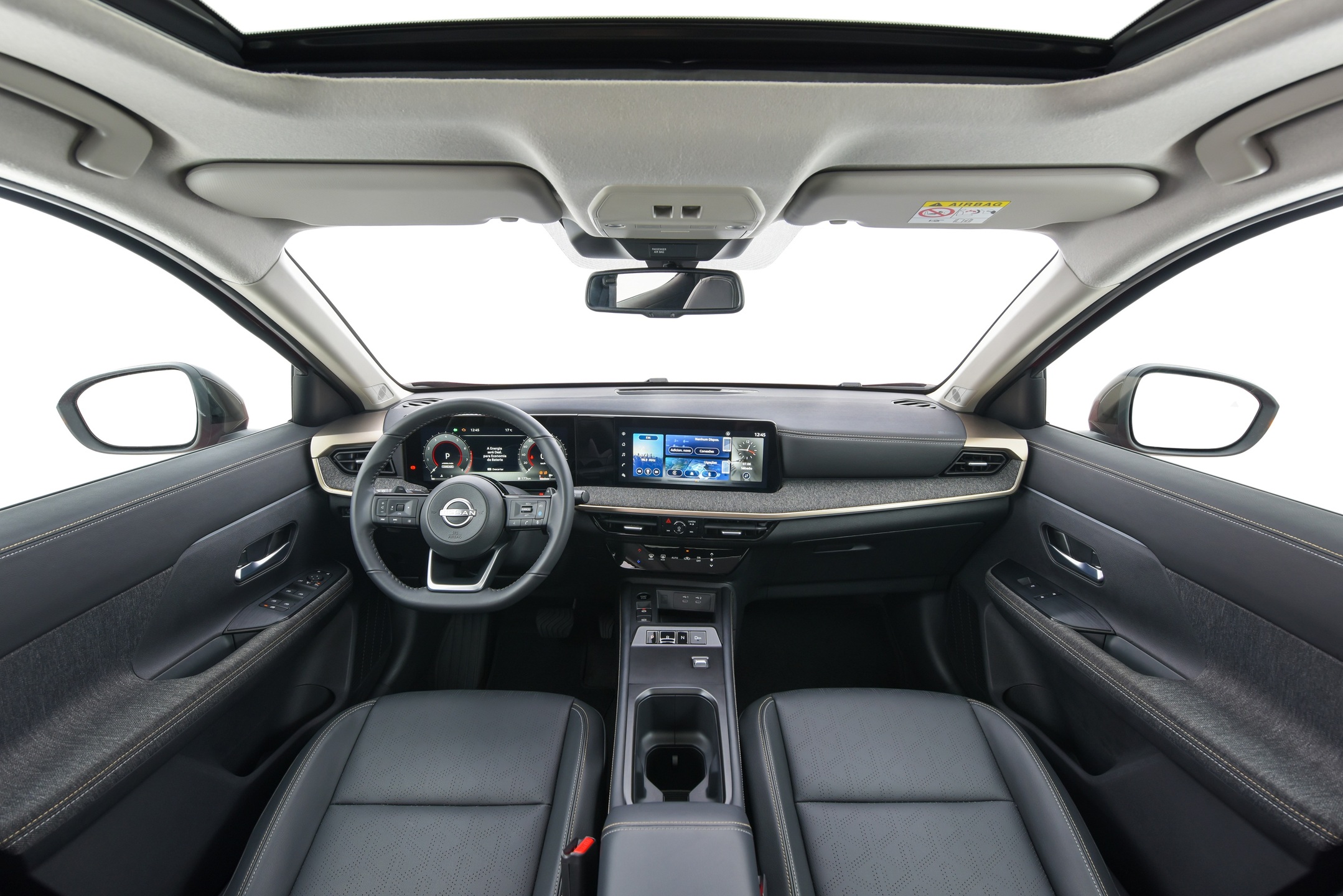 O visual do painel do Nissan Kicks está mais sofisticado e moderno. 