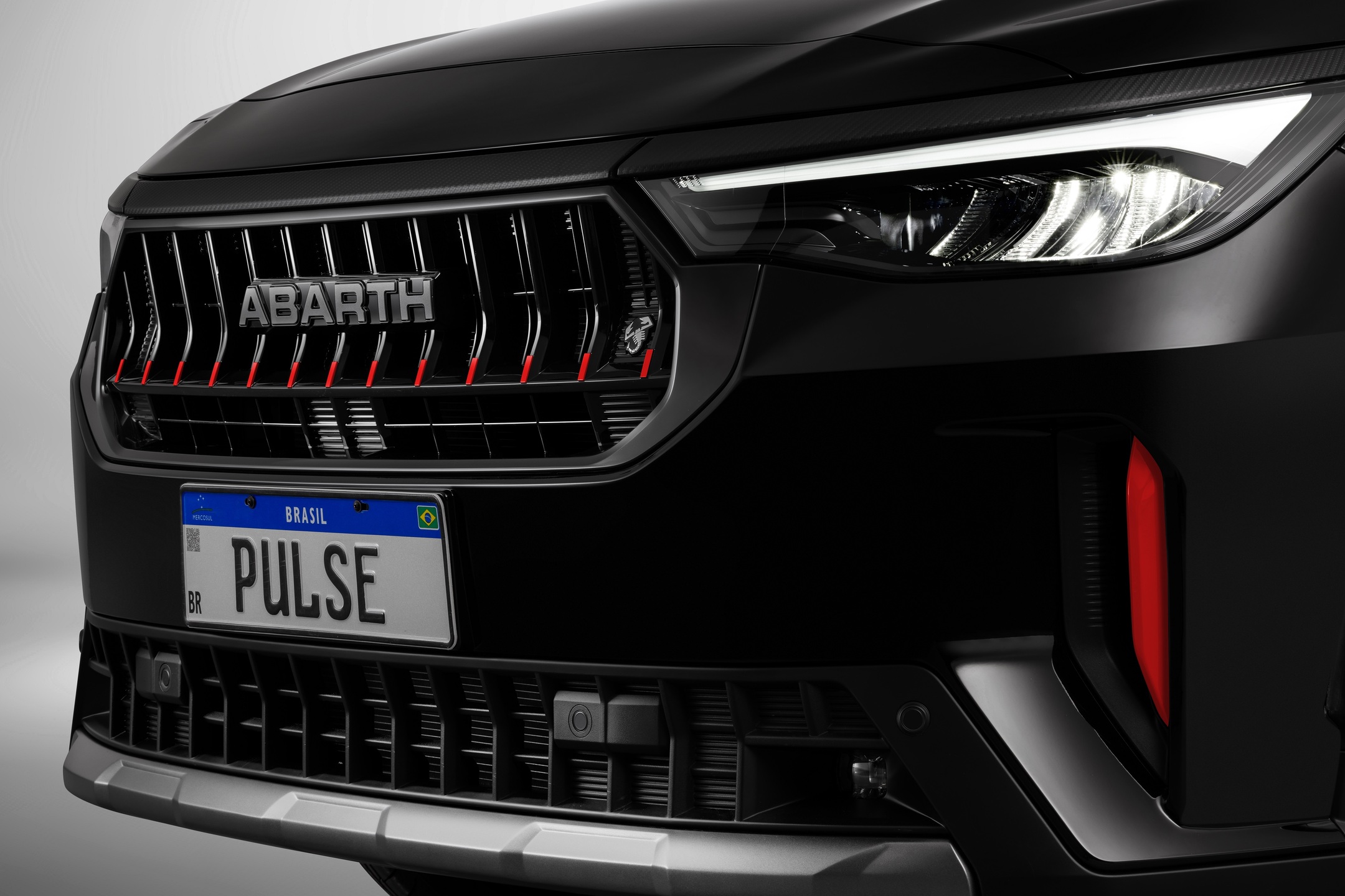 Fiat Pulse Abarth 2026 ganha novo para-choque frontal, linhas mais agressivas e grade redesenhada em preto brilhante com detalhes em vermelho