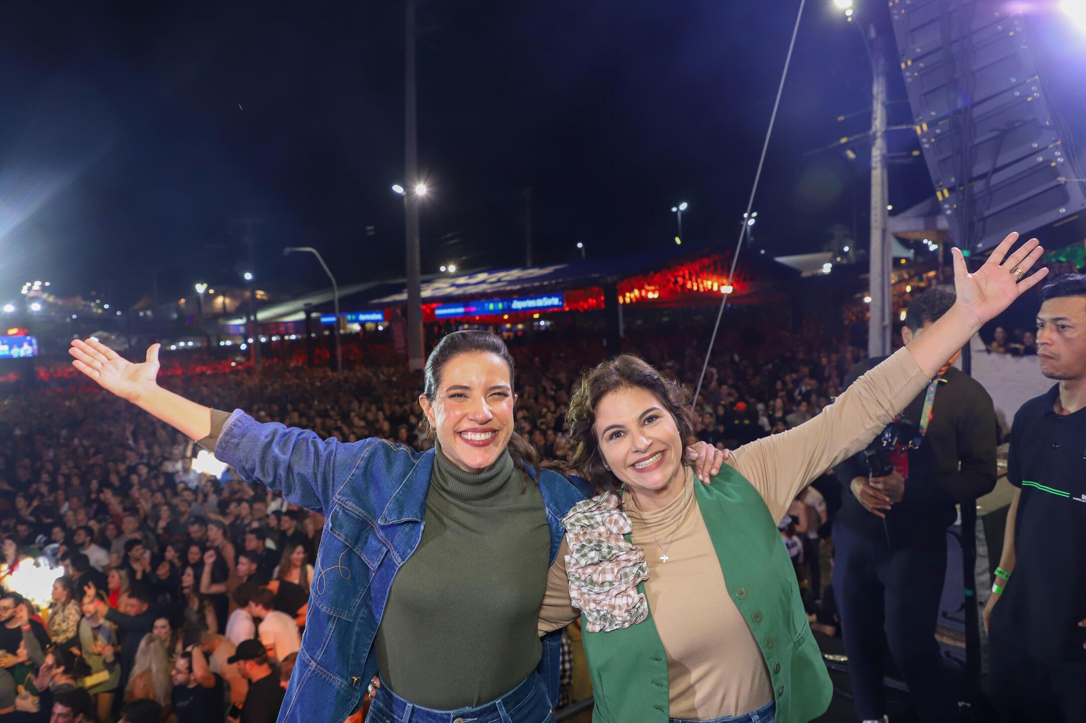Governadora Raquel Lyra e a vice-governadora Priscila Krause no São João de Gravatá