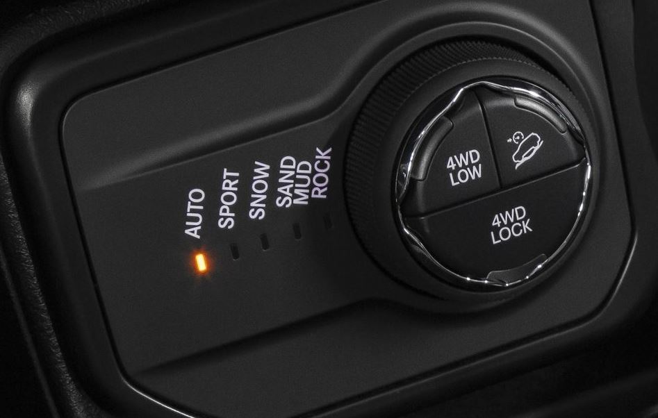 O Jeep Willys vem com tração 4X4 e seletor de modos de condução.