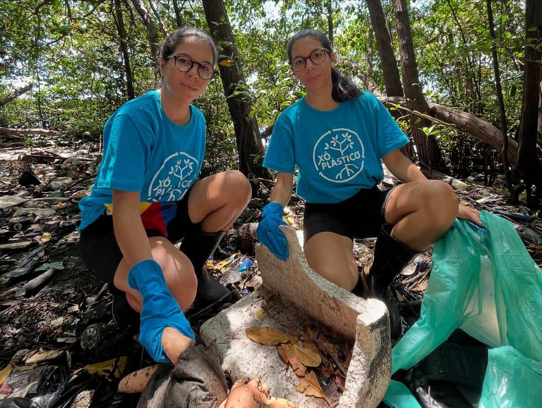 Lais e Laila Araujo durante ação de limpeza no Mangue