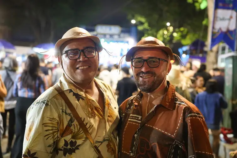 O casal Helandio lima Eloi Martins e Thiago Martins Eloi aguardam o show da cantora Vanessa da Mata, no palco Azulão. 