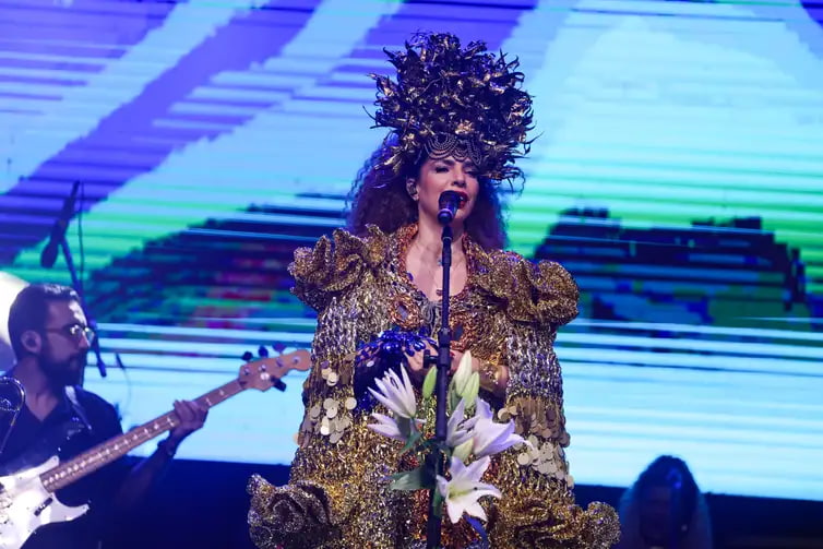 A cantora Vanessa da Mata durante apresentação no Palco Azulão, no centro de Caruaru (PE).