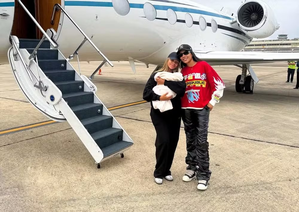 Ludmilla e Brunna Gonçalves com a filha, Zuri