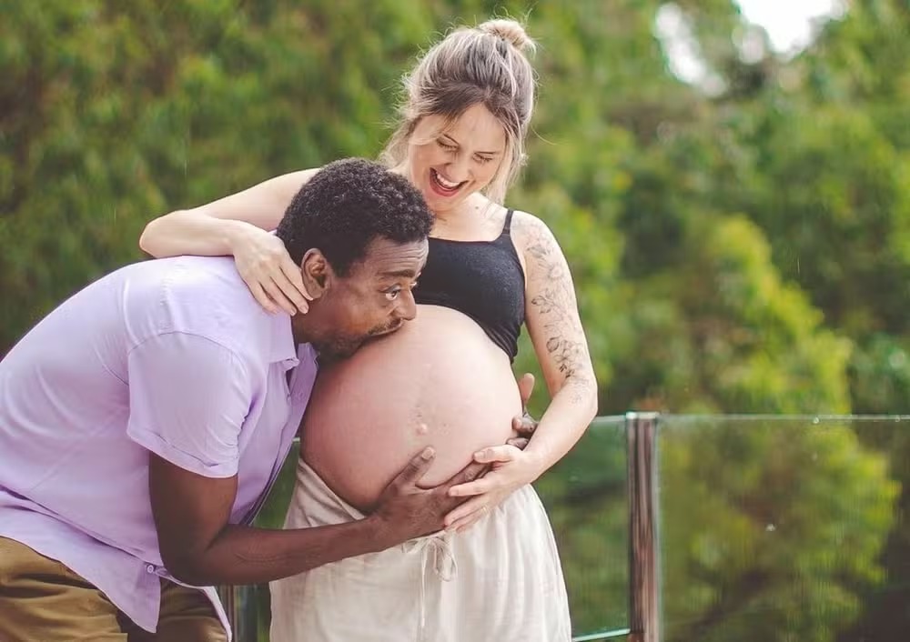 Seu Jorge com a mulher Karina Babieri nos meses finais da gestação de Samba