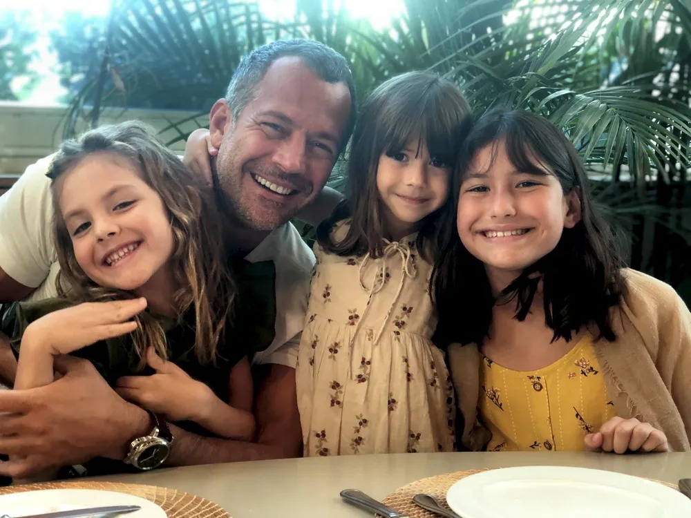 Malvino Salvador com as filhas Ayra, Kyara e Sofia, a mais velha
