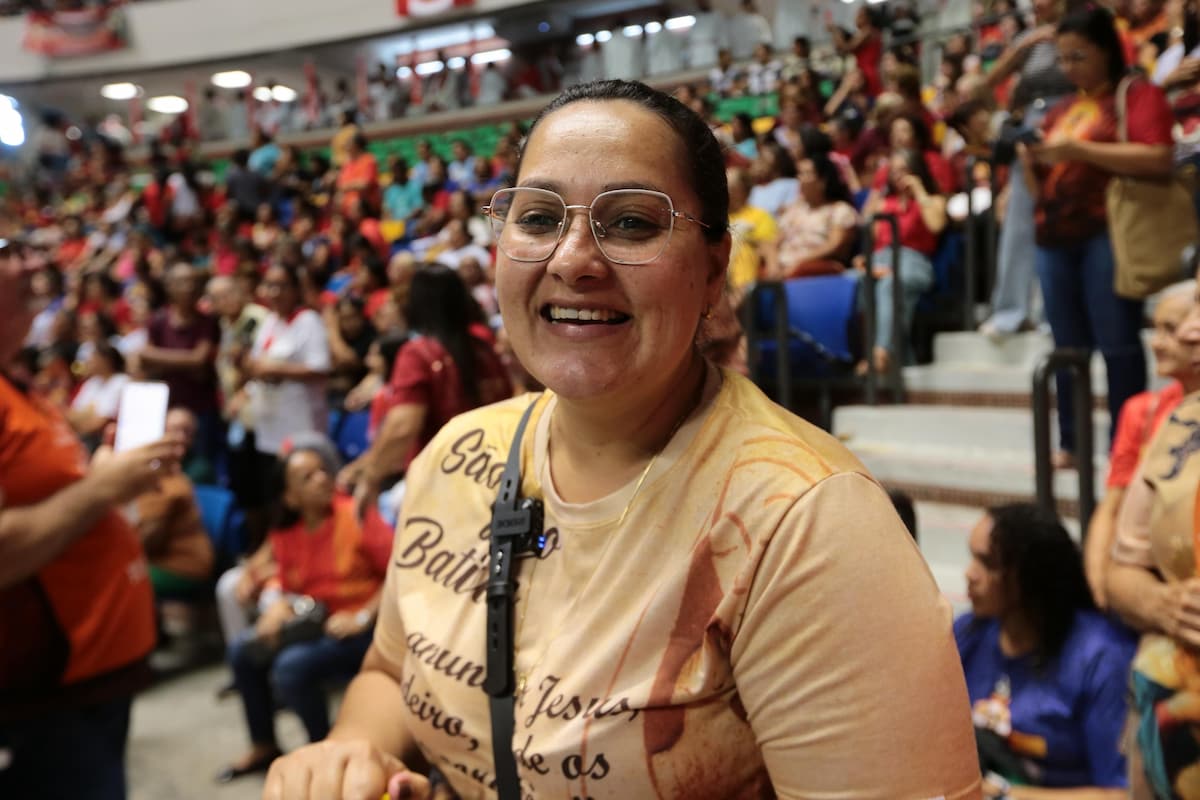 Pentecostes 2025: A advogada Aline Araújo, de 37 anos, esteveve presente na celebração com a mãe, Severina Maria, de 60 anos.