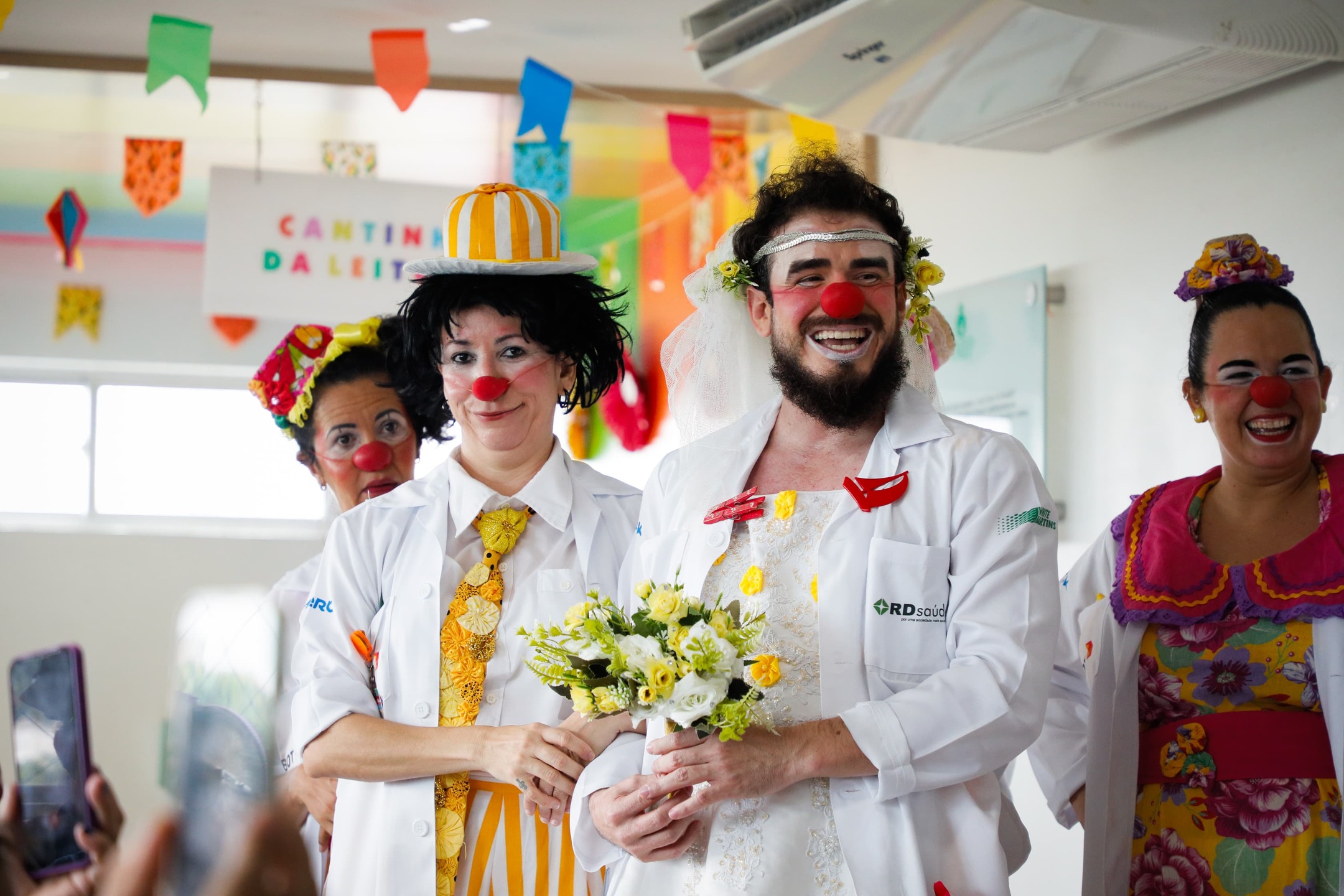 Doutor Gonda (Tiago Gondim) e Doutora Baju (Juliana de Almeida)