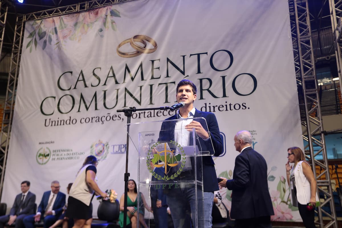 Prefeito do Recife, João Campos, desejou os melhores votos para os casais 