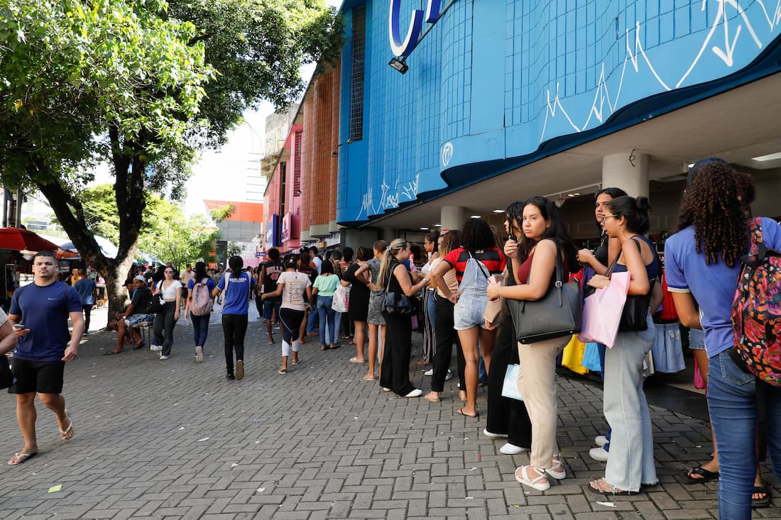 Promoção em loja de maquiagem causa tumulto no centro do Recife