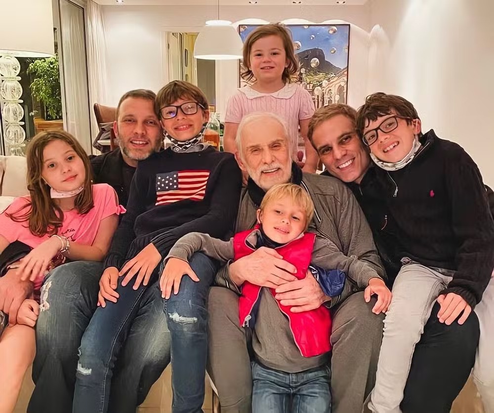 O ator Francisco Cuoco reunido com os filhos e os netos 