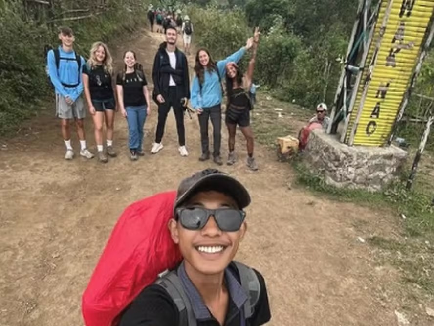 Ali Musthofa, à frente da selfie, levava Juliana Marins e outros turistas por trilha do Monte Rinjani 
