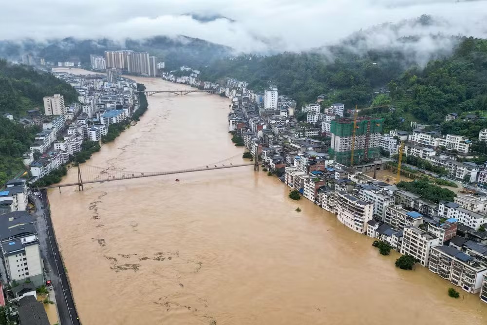 Com a força das águas: rio invade área de prédios residenciais em Congjiang, na província de Guizhou, sudoeste da China 