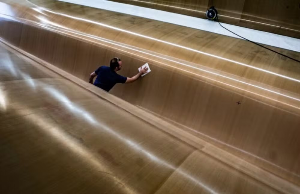 Projetado pelo arquiteto naval Guillaume Verdier, o iate de corrida da Ferrari será lançado no próximo ano e passará por testes no mar 