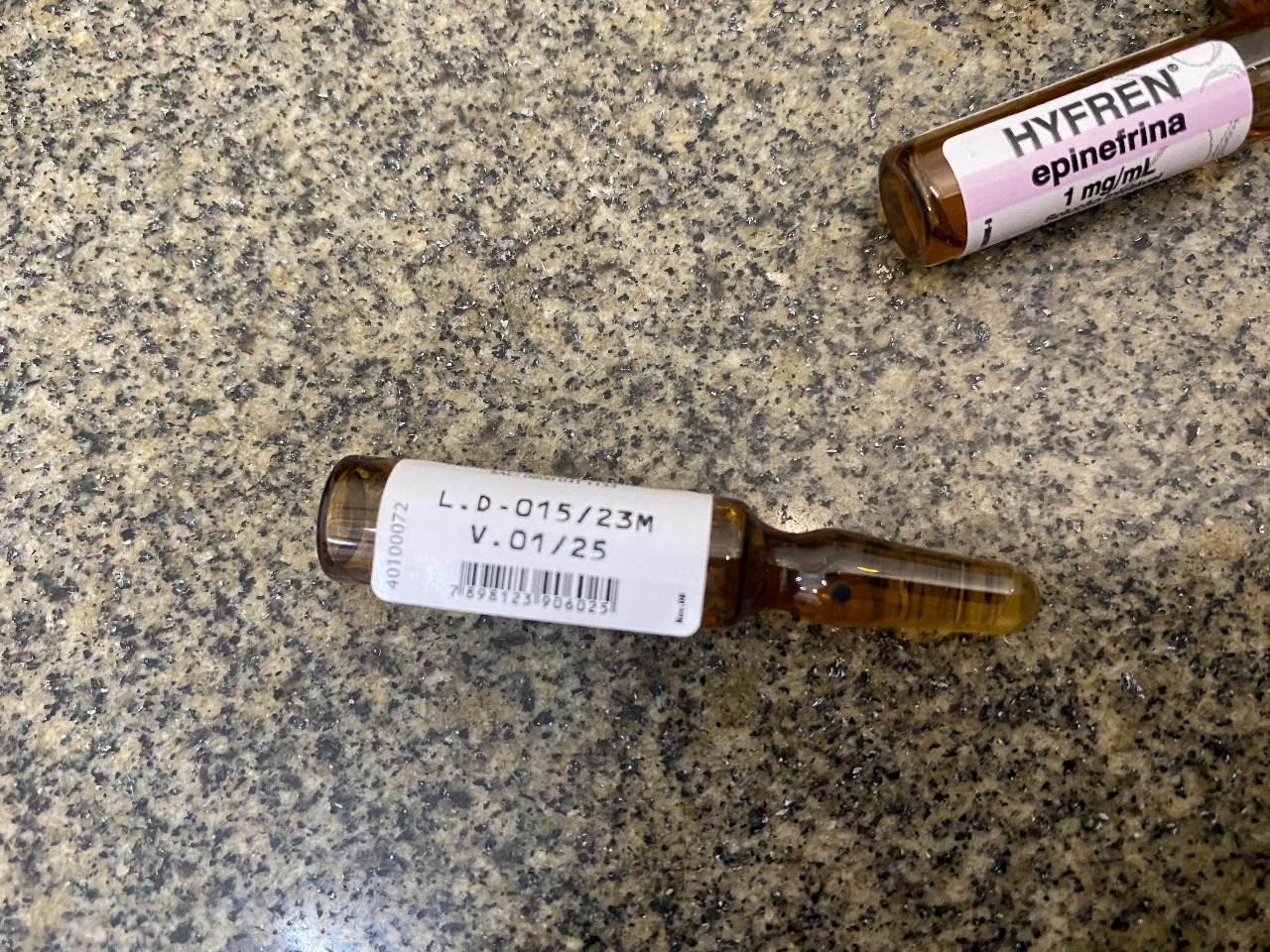 Ampola de adrenalina encontrada pelo Coren-PE no SPA Olinda - Maria Eduarda Silva