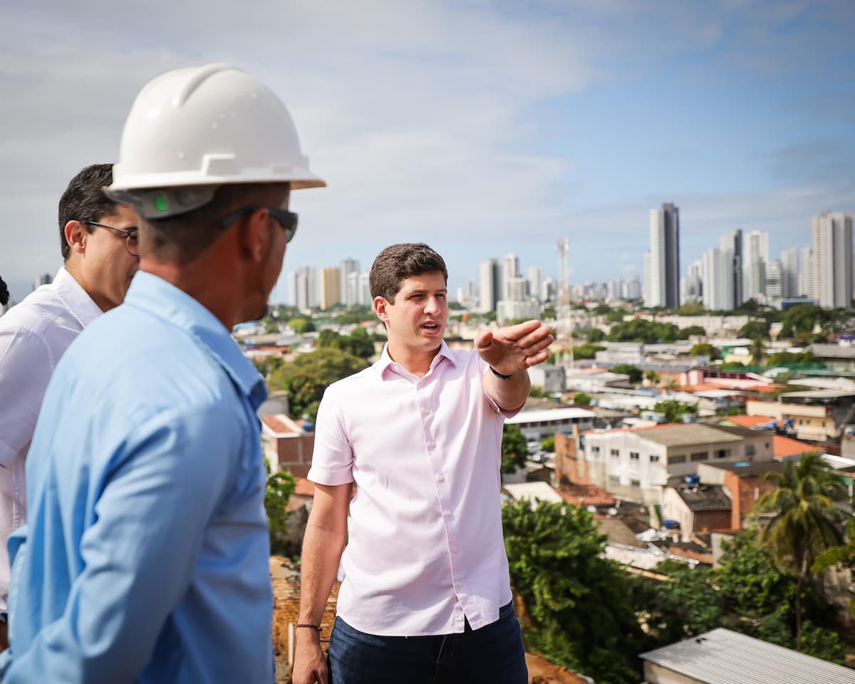 João Campos visita obra em Água Fria