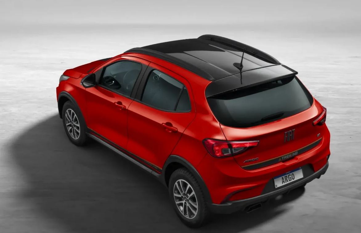 Traseira do Argo Trekking tem identidade: lanternas escurecidas e suspensão elevada reforçam a pegada off-road. 