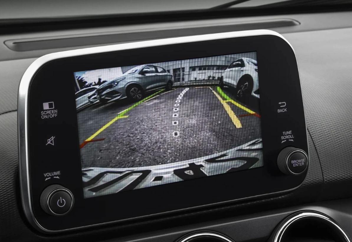 A câmera de ré do Argo Trekking ajuda nas manobras, mas podia ter melhor definição. Ainda assim, quebra o galho