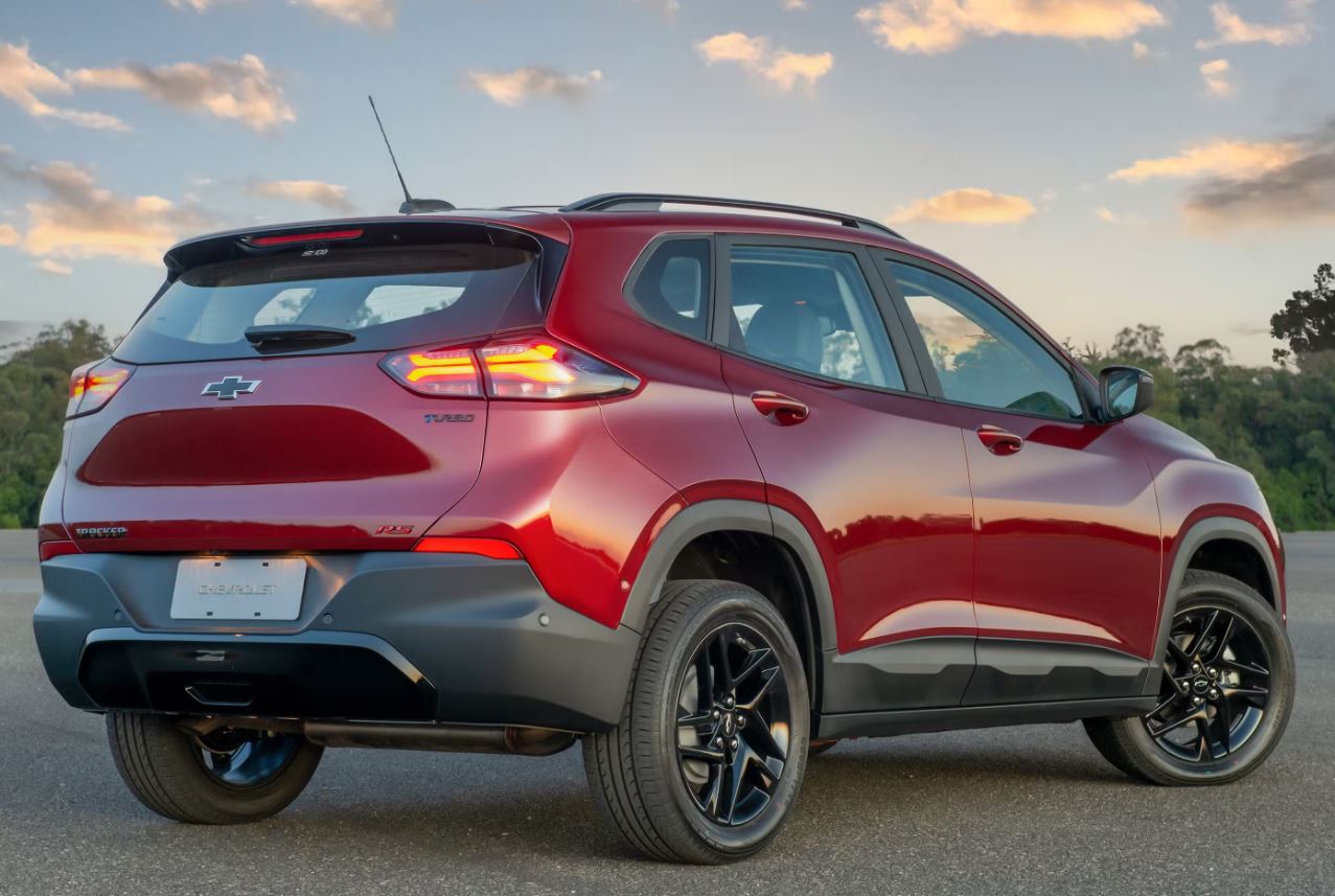 A traseira mudou pouco na reestilização do Tracker 2026. Lanternas mantêm o mesmo formato e a tampa continua com desenho discreto. | Foto: Chevrolet/Divulgação