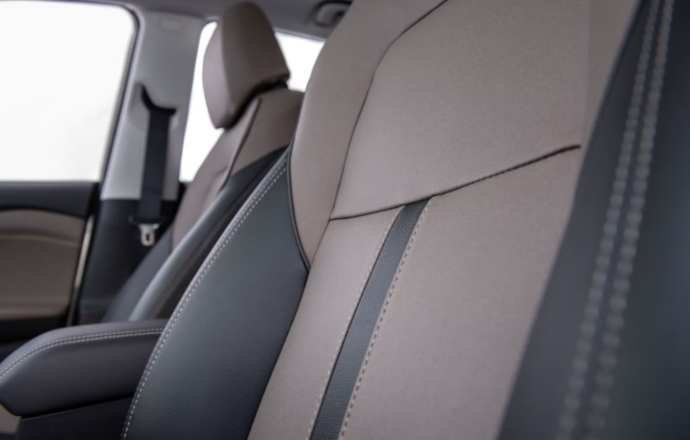 Os bancos do Tracker 2026 têm bom desenho e garantem conforto na medida para um SUV compacto. O espaço na segunda fileira é honesto, mas ajustes elétricos continuam ausentes.