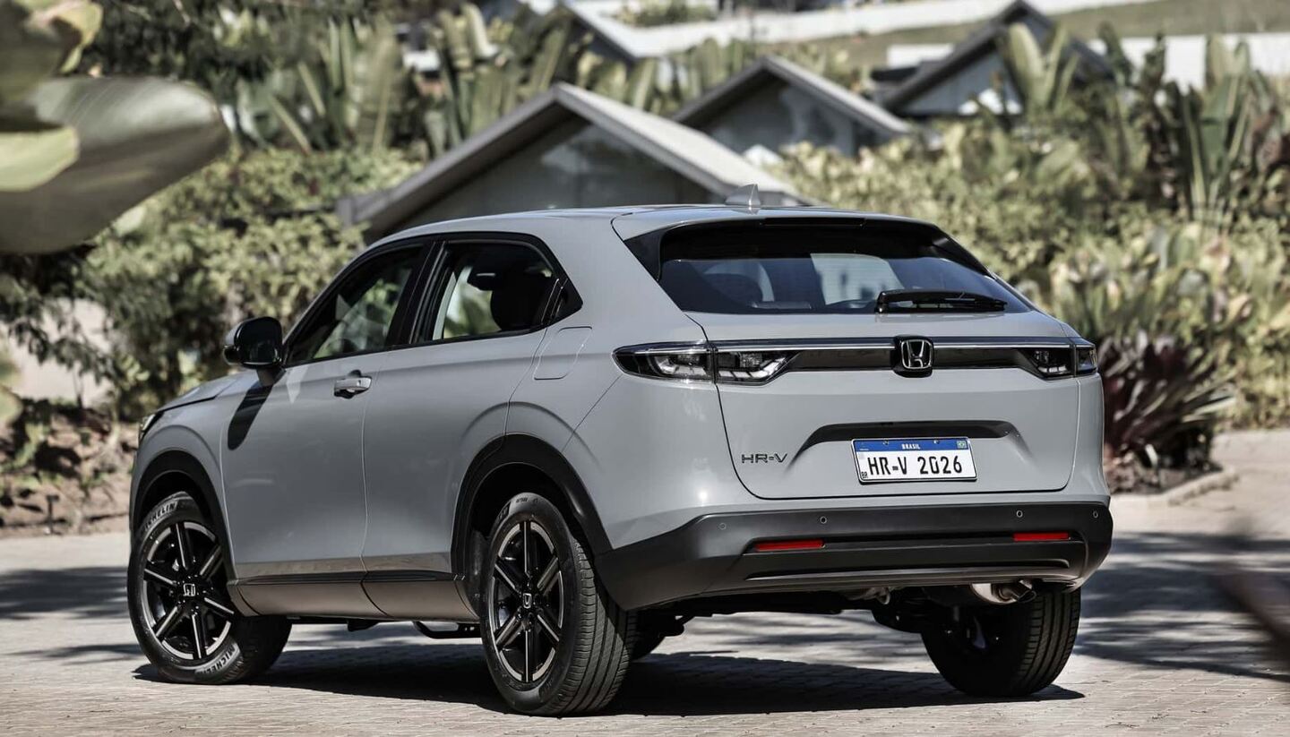 Traseira do Honda HR-V 2026 conta com lanternas com novo arranjo em LED e setas sequenciais (na Touring) dão o toque de novidade na traseira.
