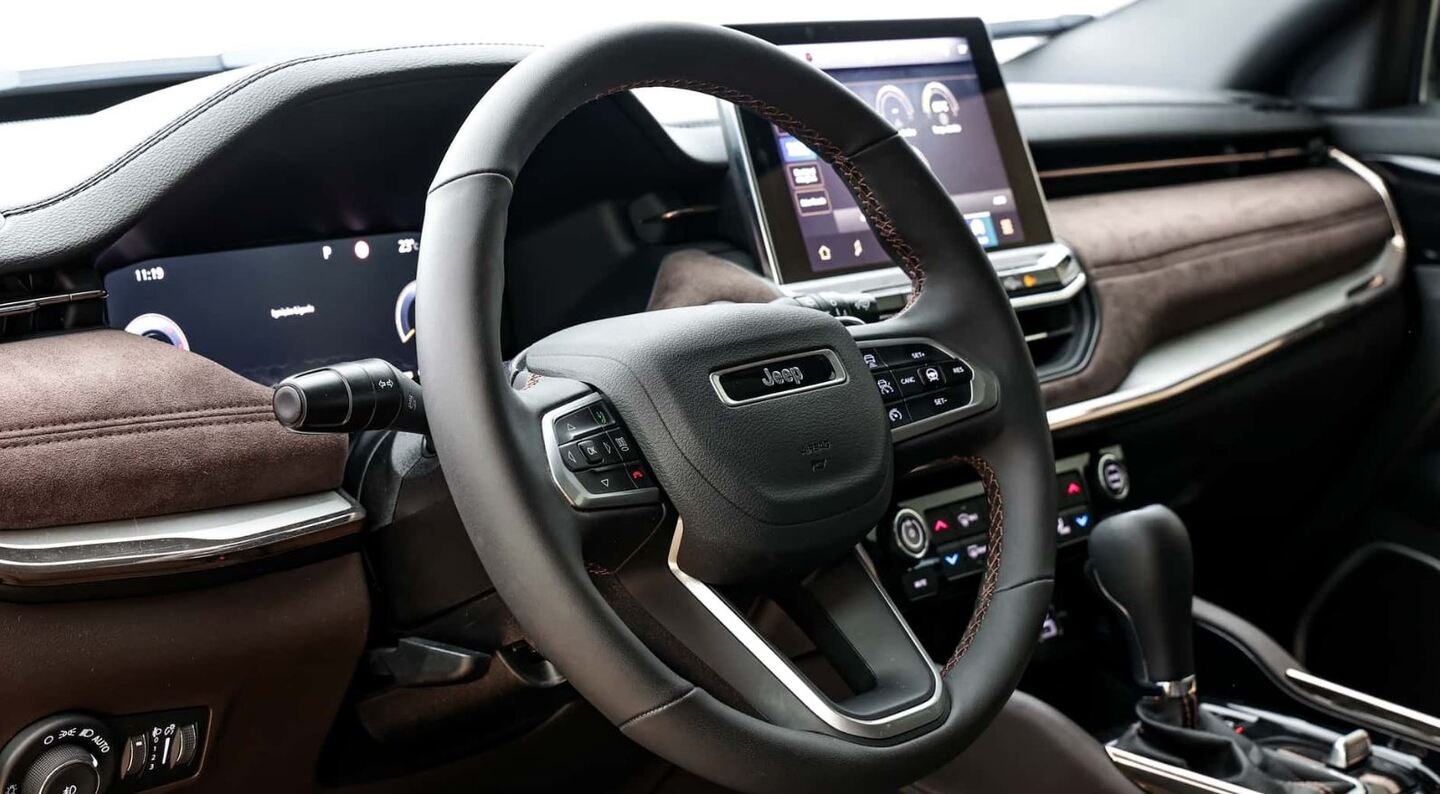 Luxo nacional: o interior do Commander Overland aposta em couro marrom, detalhes escurecidos e acabamento premium por todos os lados. 