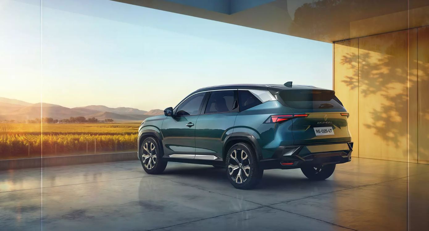 Na traseira, lanternas finas em LED e nome 