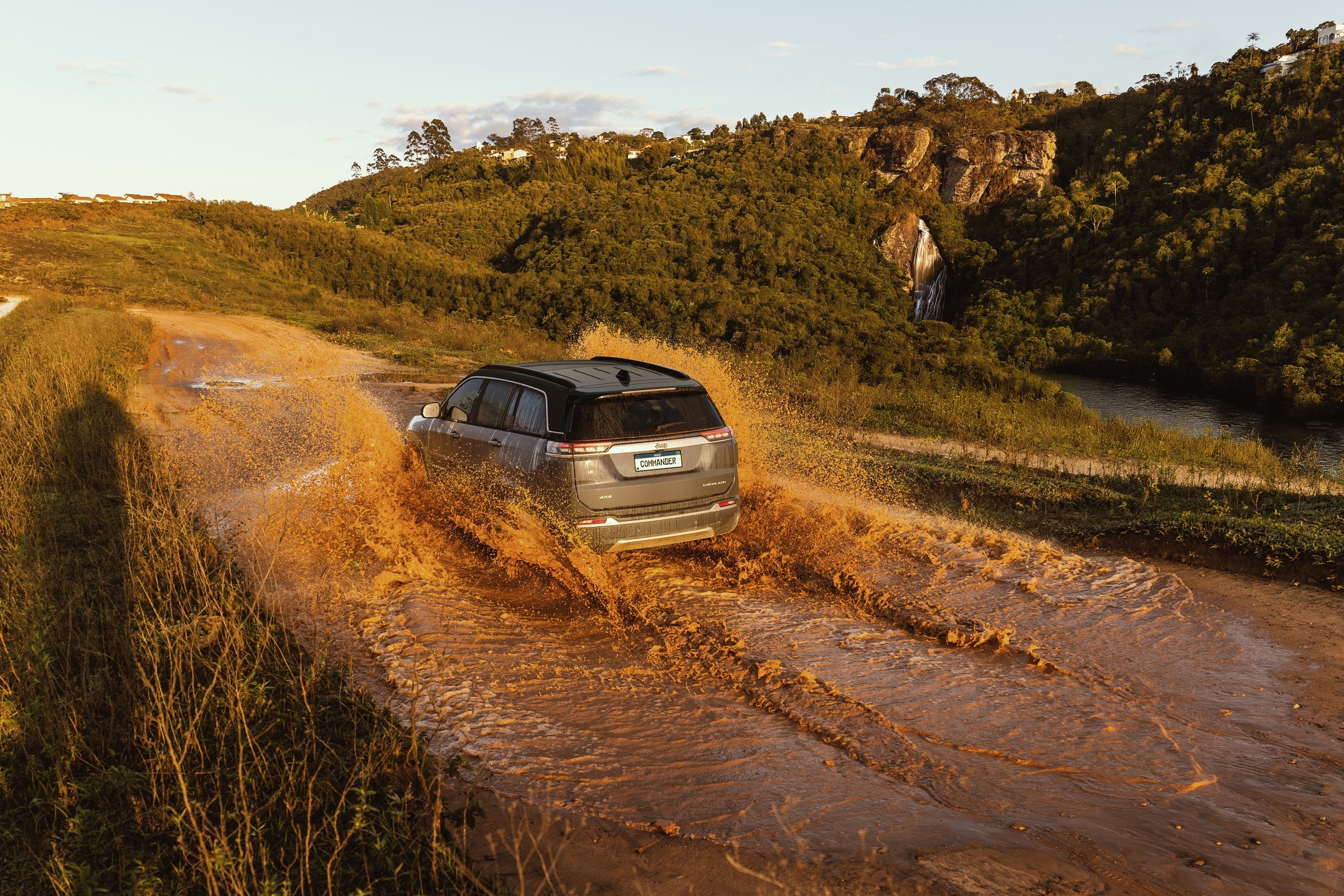 Na traseira, o visual segue robusto e moderno. As lanternas em LED com acabamento escurecido e o nome 