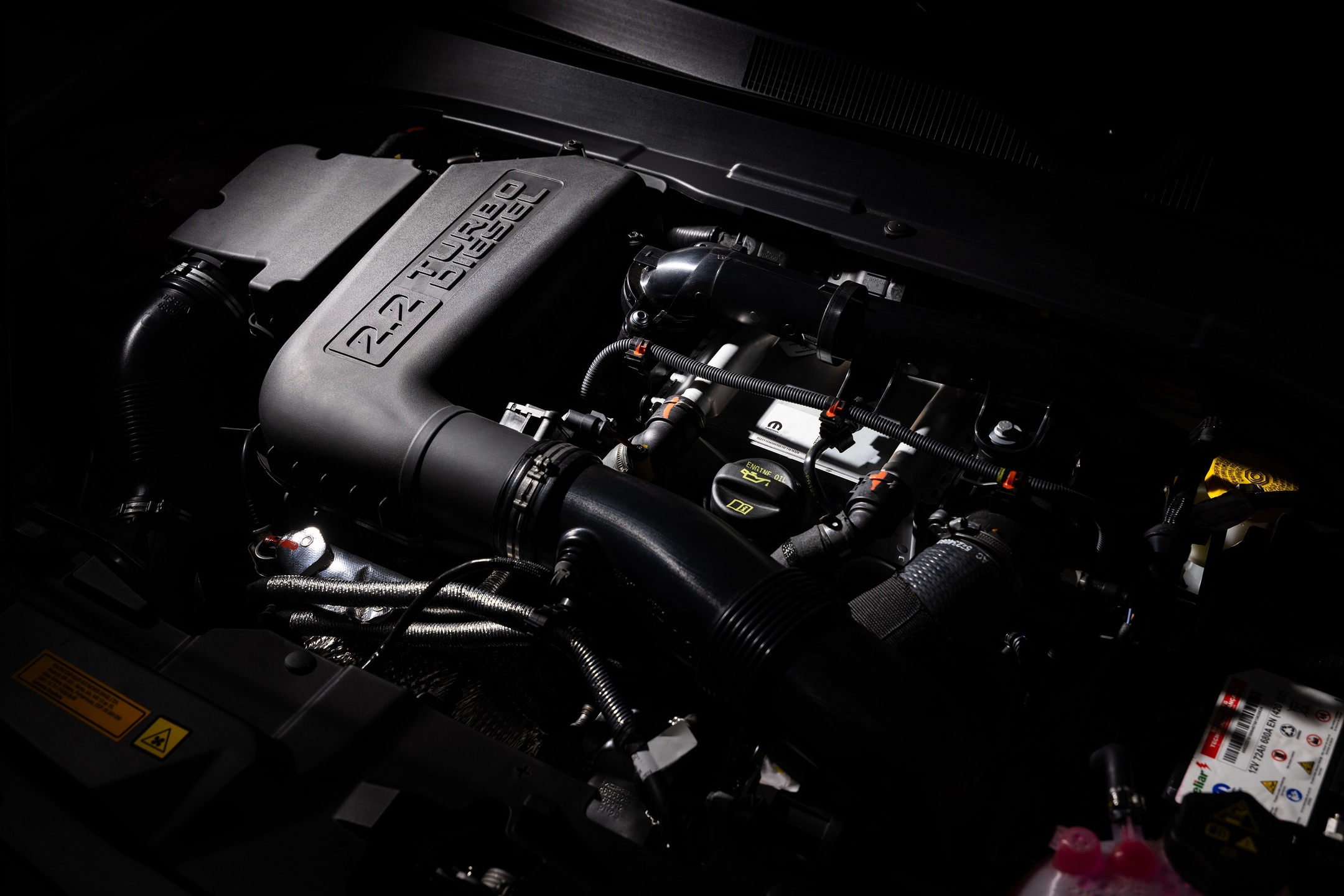 Jeep Commander Overland tem motor 2.0 Multijet II turbodiesel, que entrega 200 cv e 45,9 kgfm de torque.