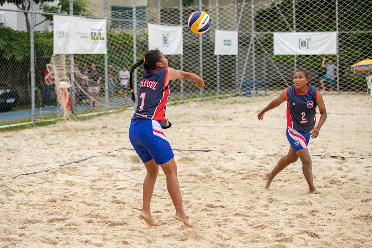 Dainnys e Daylis durante disputa do vôlei de praia na JEPs 2025