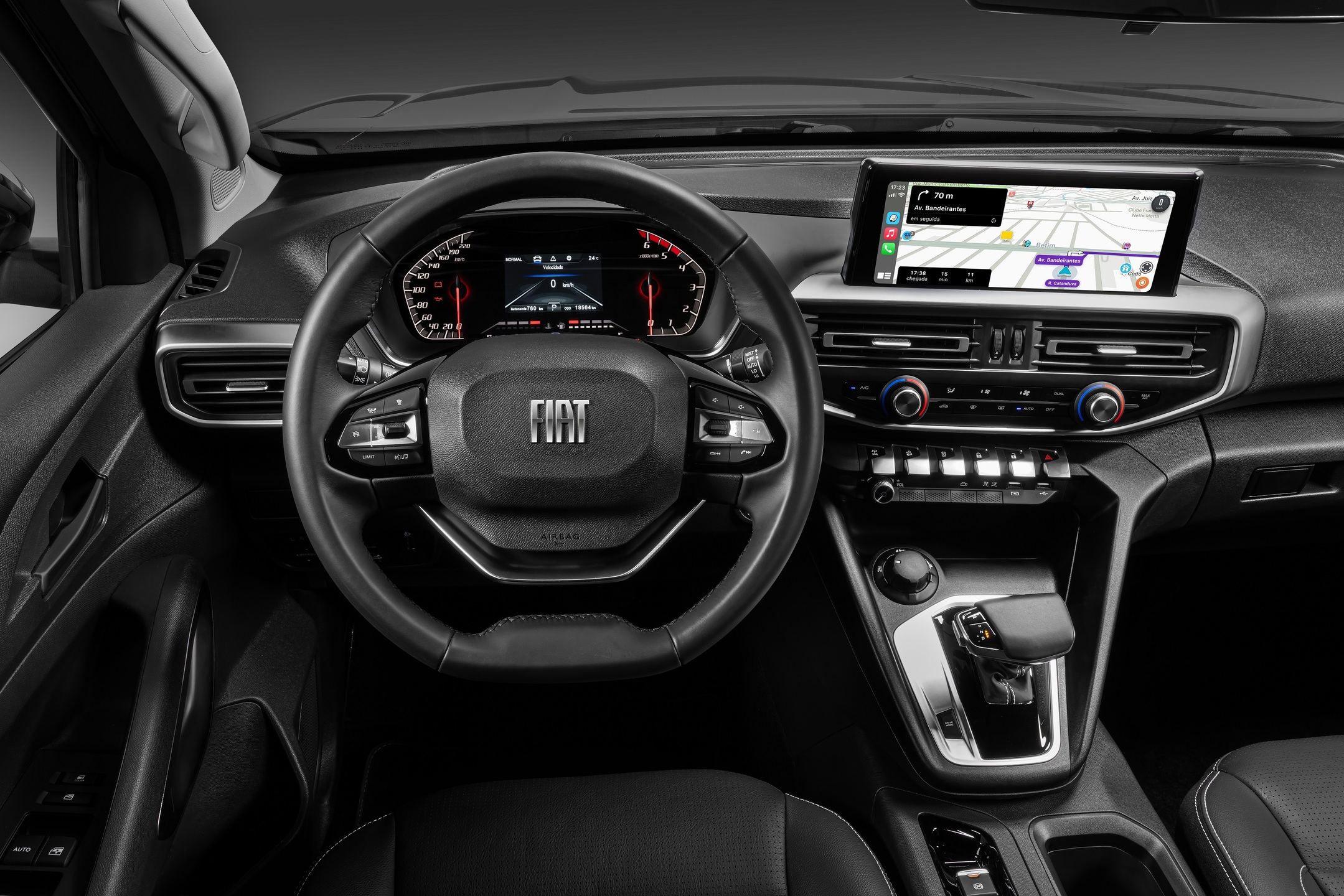 Fiat Titano Ranch ganhou novo painel de instrumentos de7 polegadas. Já a central multimídia tem 10 polegadas e conta com espelhamento sem fio. Por ela também é possível ver a imagem da câmera 360º.