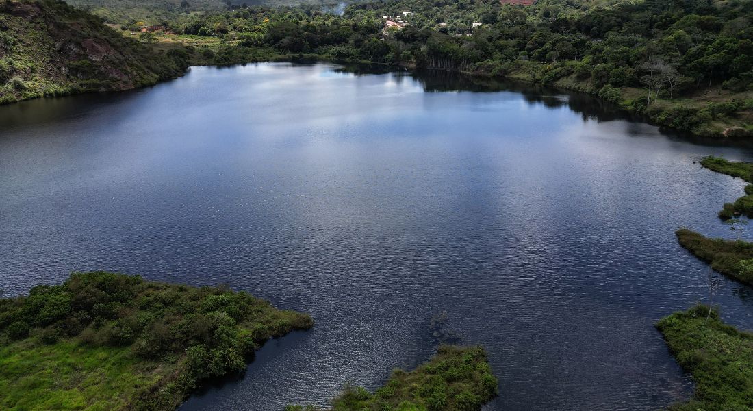 Hoje a mina de Serra Pelada é um lago tranquilo