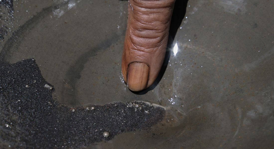 Francisco Osório aponta sinais de ouro em peneira de garimpo na Serra Pelada 