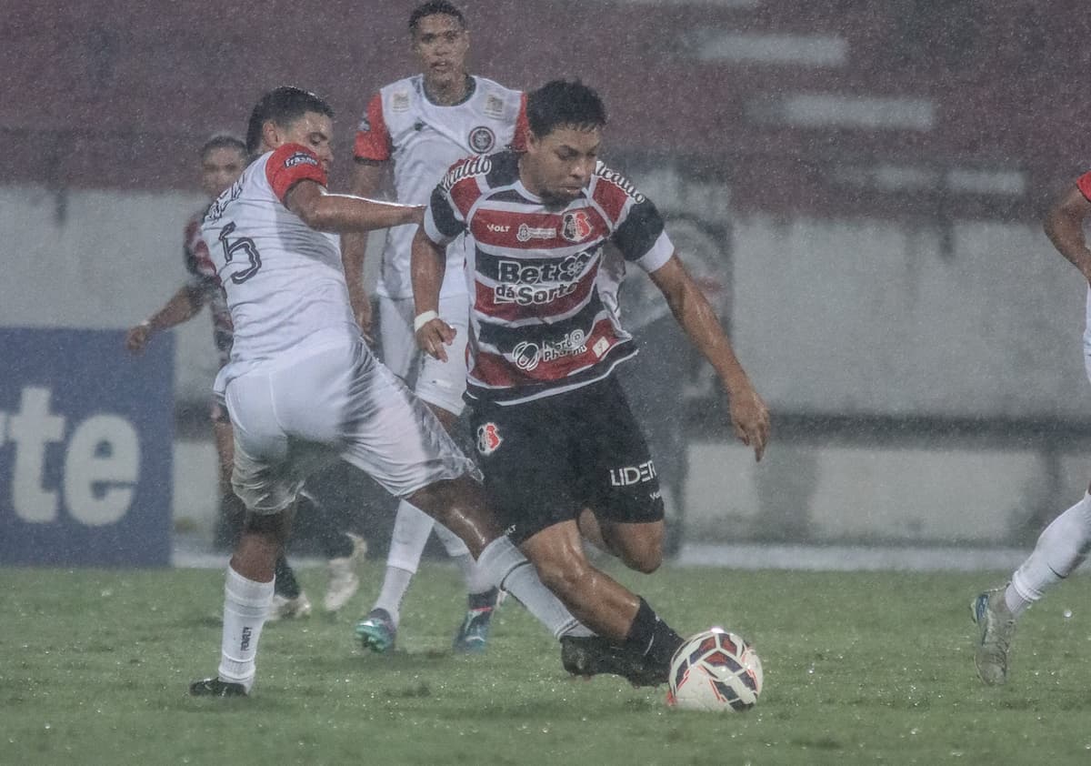 Vini Hora foi um dos destaques do Santa Cruz, diante do Santa Cruz de Natal, apesar dos 15 minutos em campo