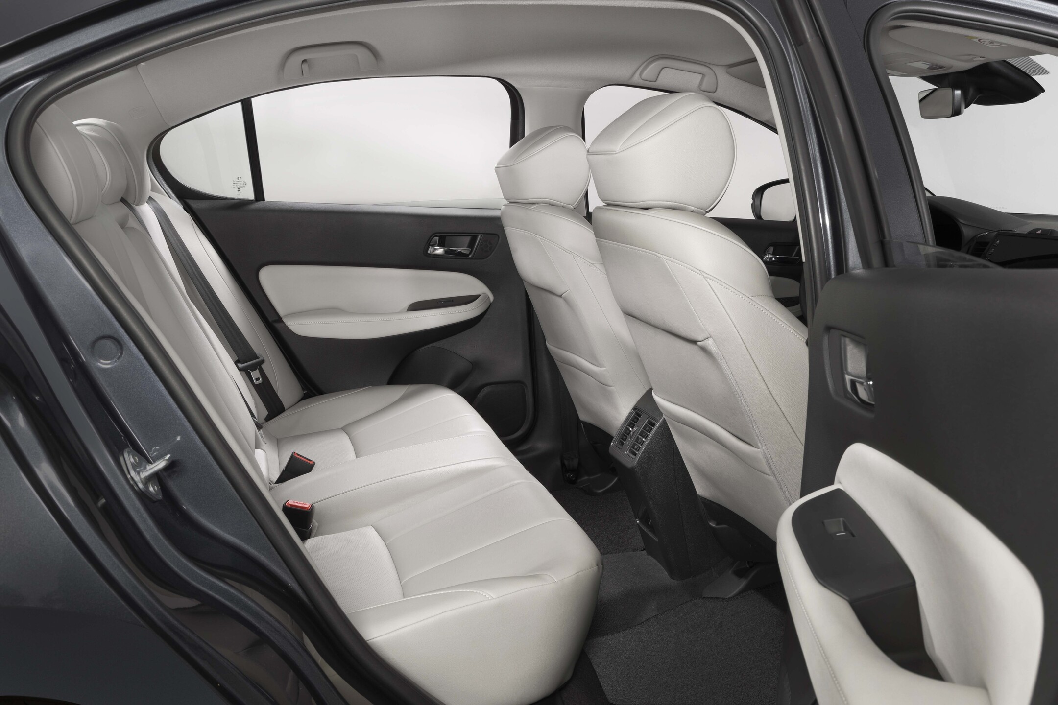 Entre-eixos do Honda City de 2,60m e espaço de sobra pra quem vai atrás.