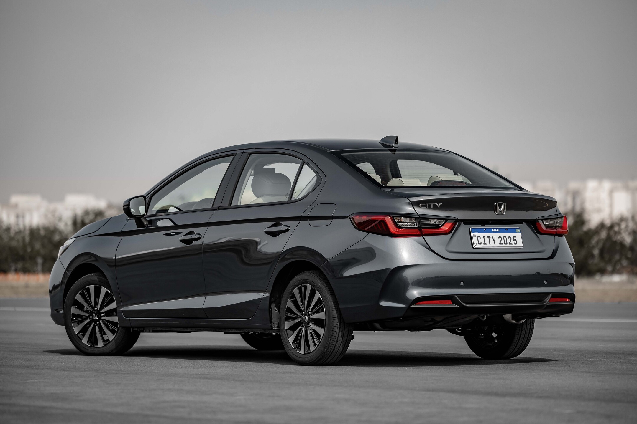 Na traseira, o visual segue discreto e bem resolvido. Nada de exageros, mas com a elegância Honda