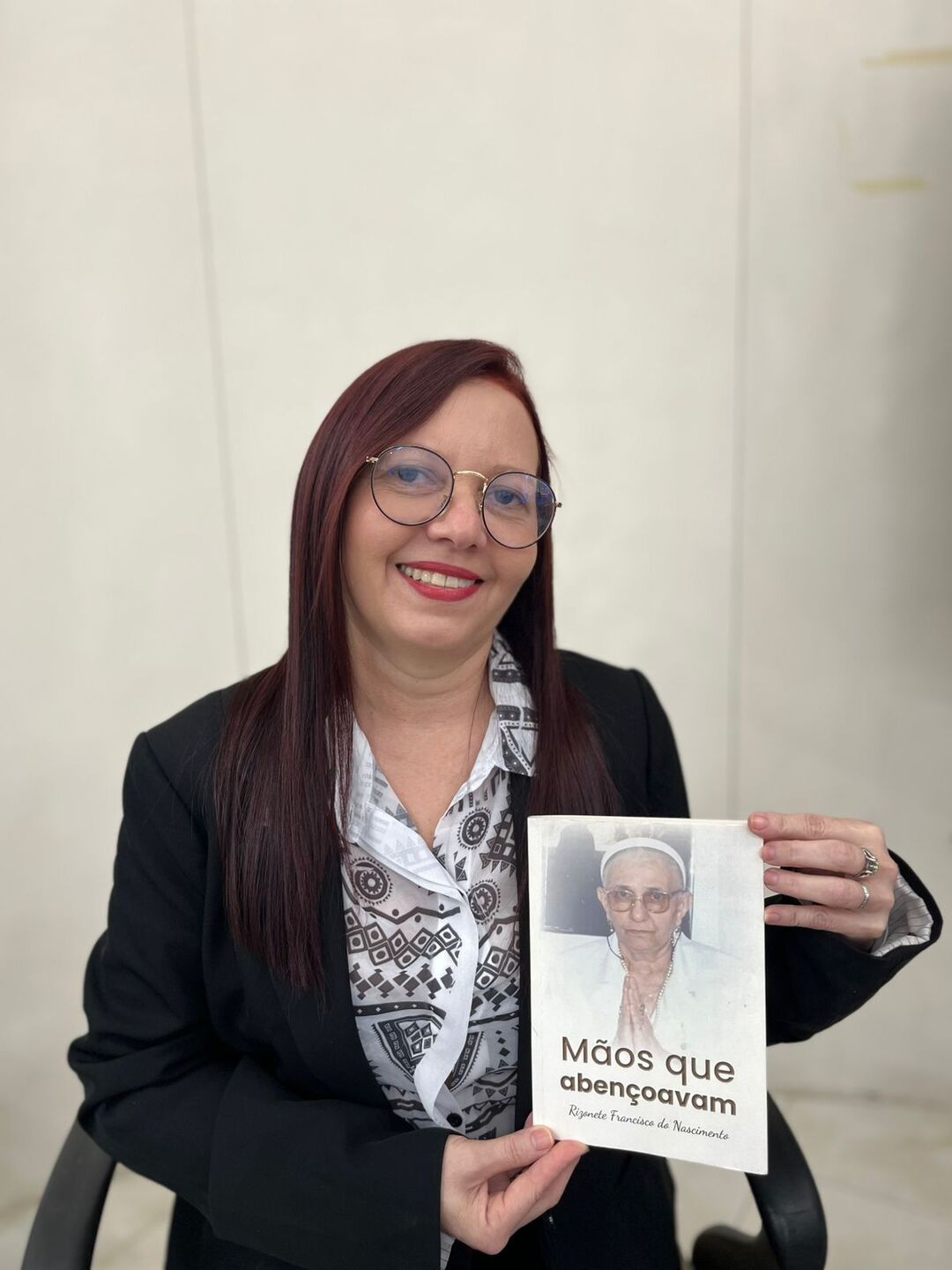 Rizonete Francisco do Nascimento conta a história da mãe, a benzedeira, em livro que será lançado neste sábado (5)