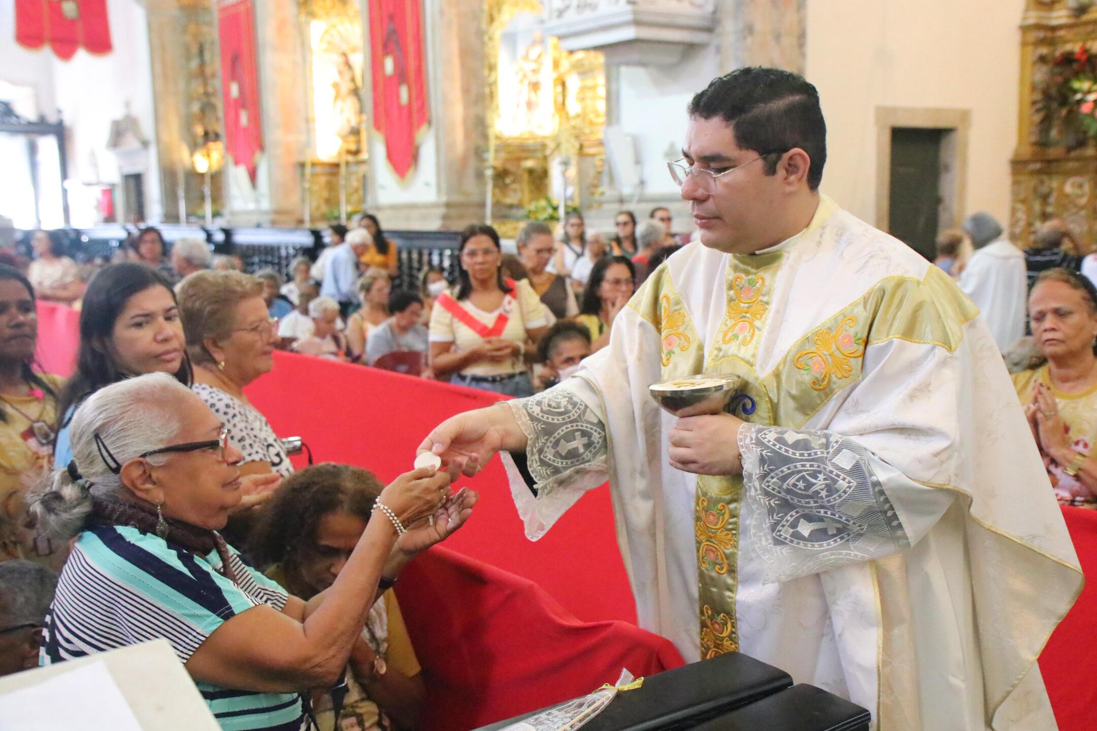 Basílica do Carmo, no centro do Recife, é tomada por fiéis que acompanham a missa das 8h 