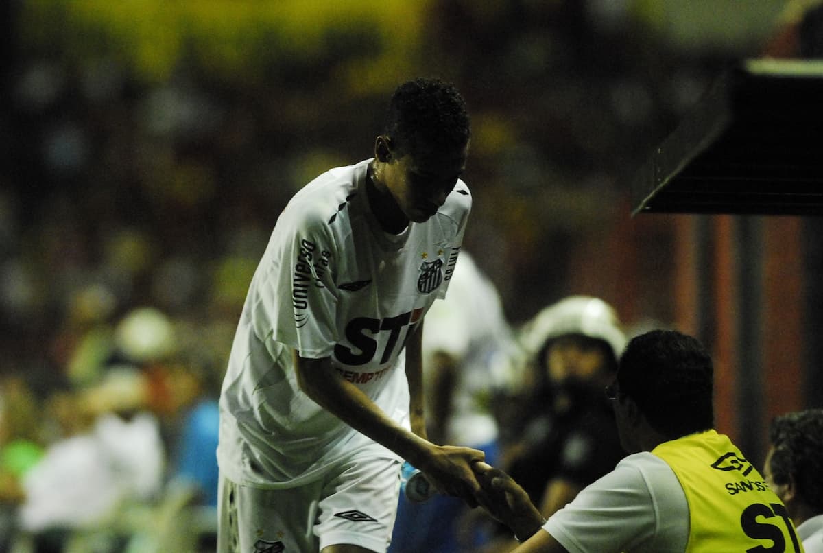 Ao ser substituído, Neymar cumprimentou o professor Vanderlei Luxemburgo 