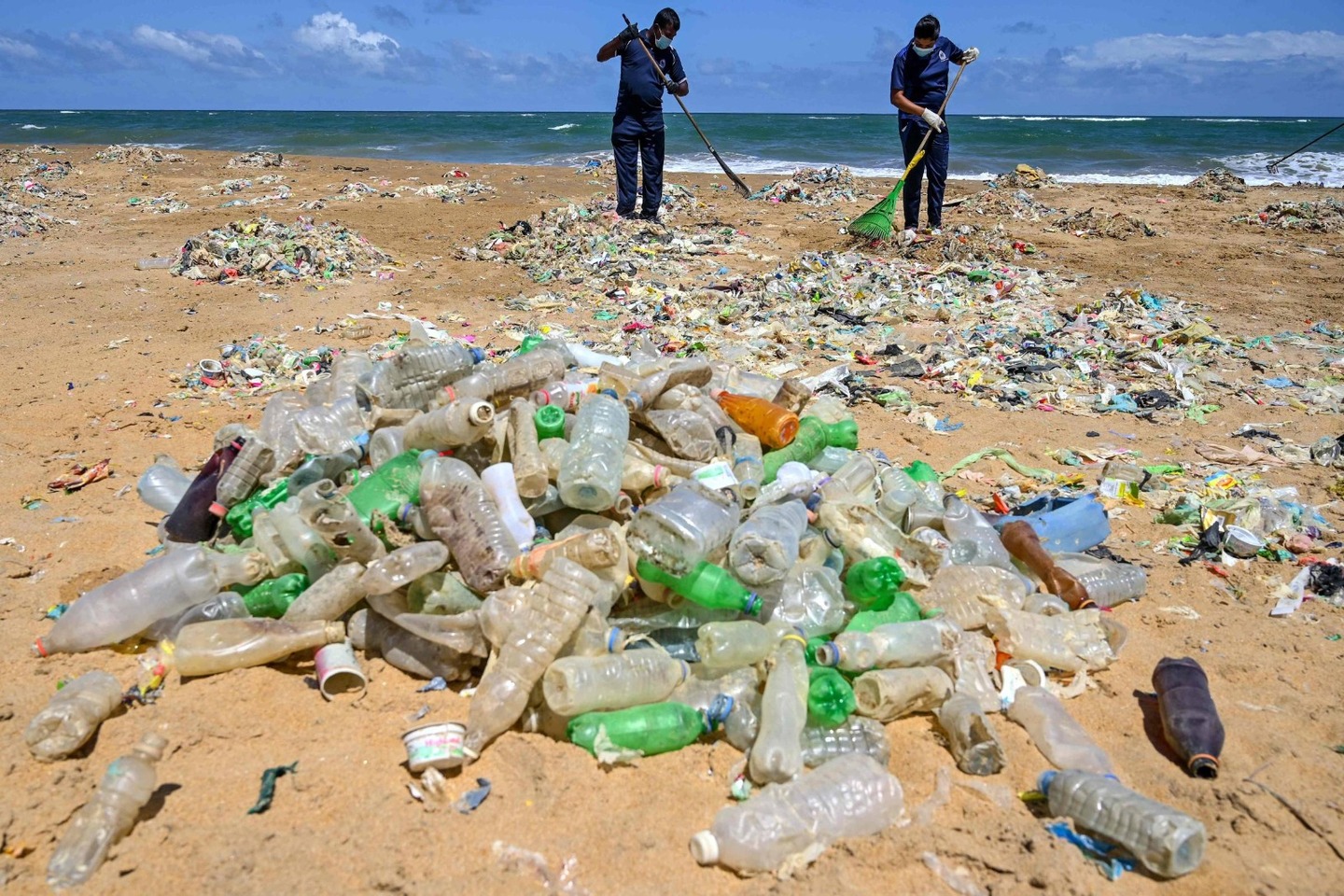 Funcionários fazem limpeza em praia de Colombo, no Sri Lanka, em 5 de junho de 2020