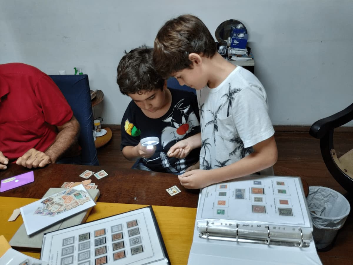 A programação inclui a observação de selos com lupas